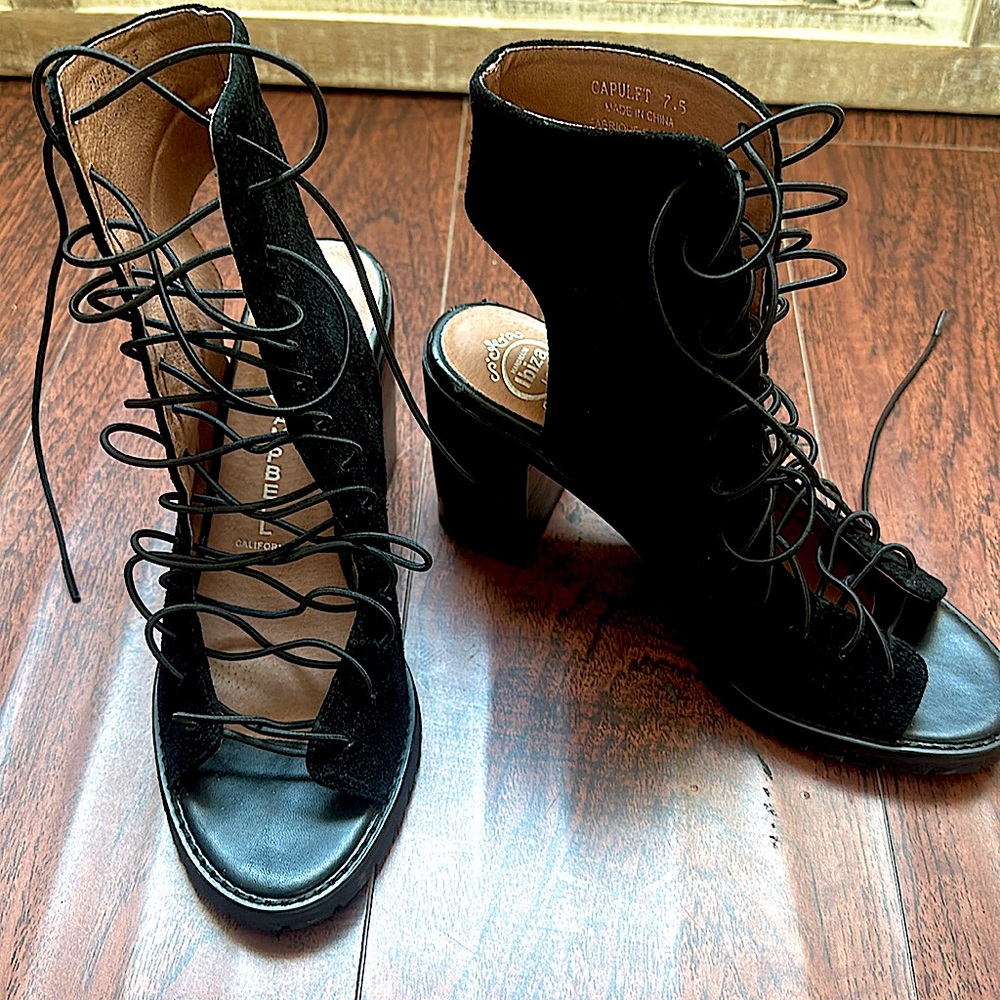 Jeffrey Campbell Capulet 7.5 lace-up sandals. New w/o tags. Never been worn.